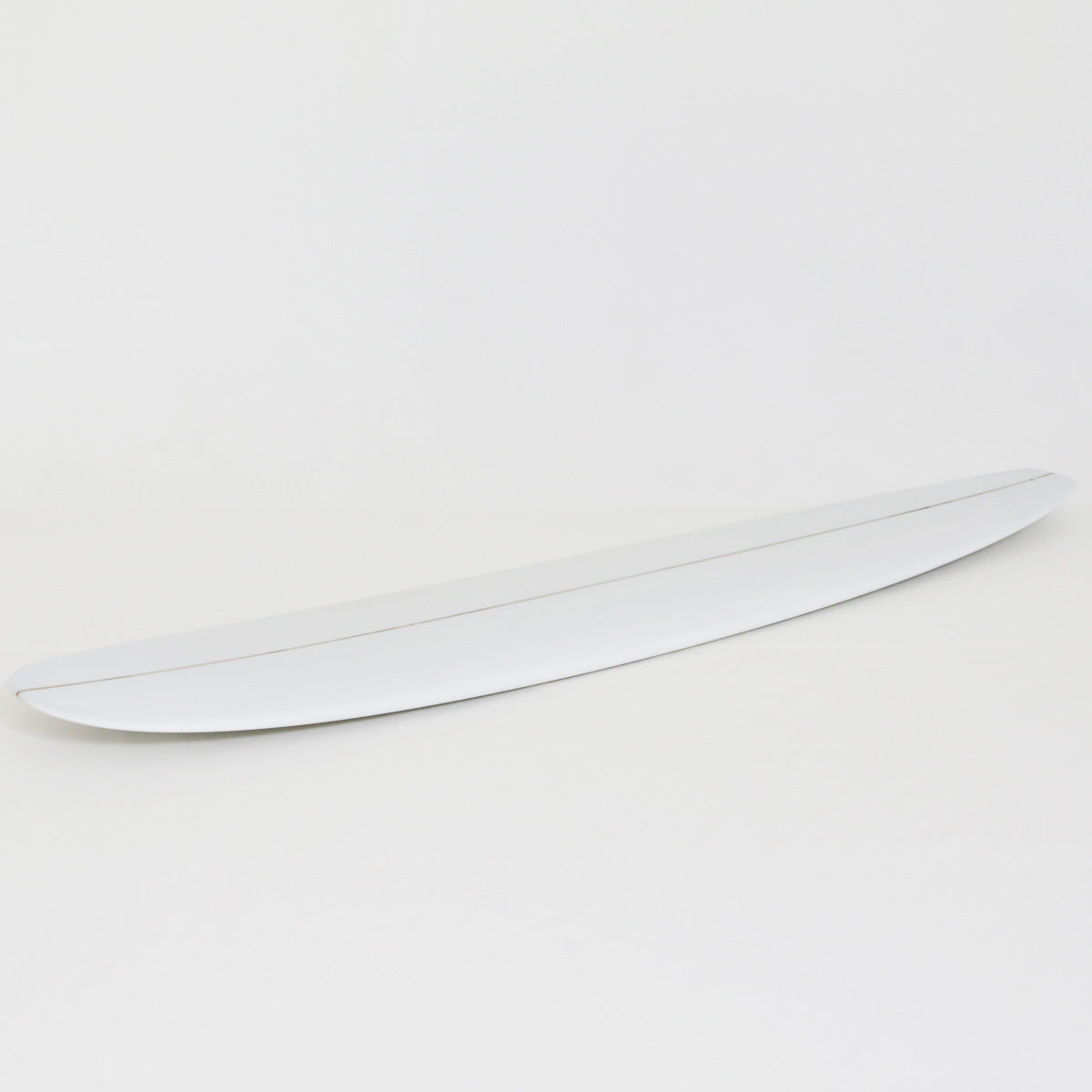 優雅なアウトラインを持つアクセルレーターサーフボード