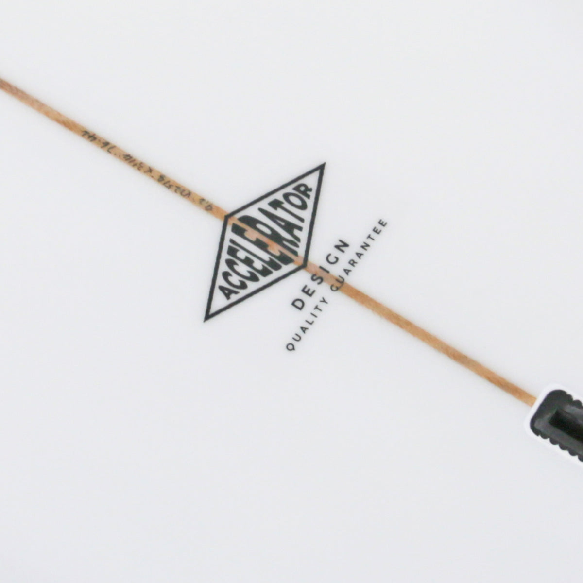 優雅なアウトラインを持つアクセルレーターサーフボード