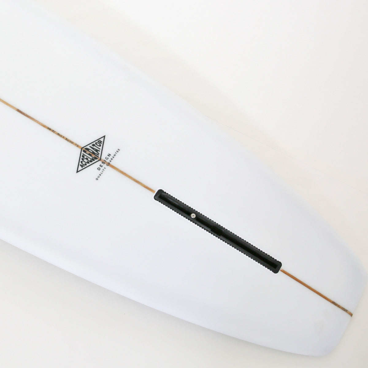 優雅なアウトラインを持つアクセルレーターサーフボード