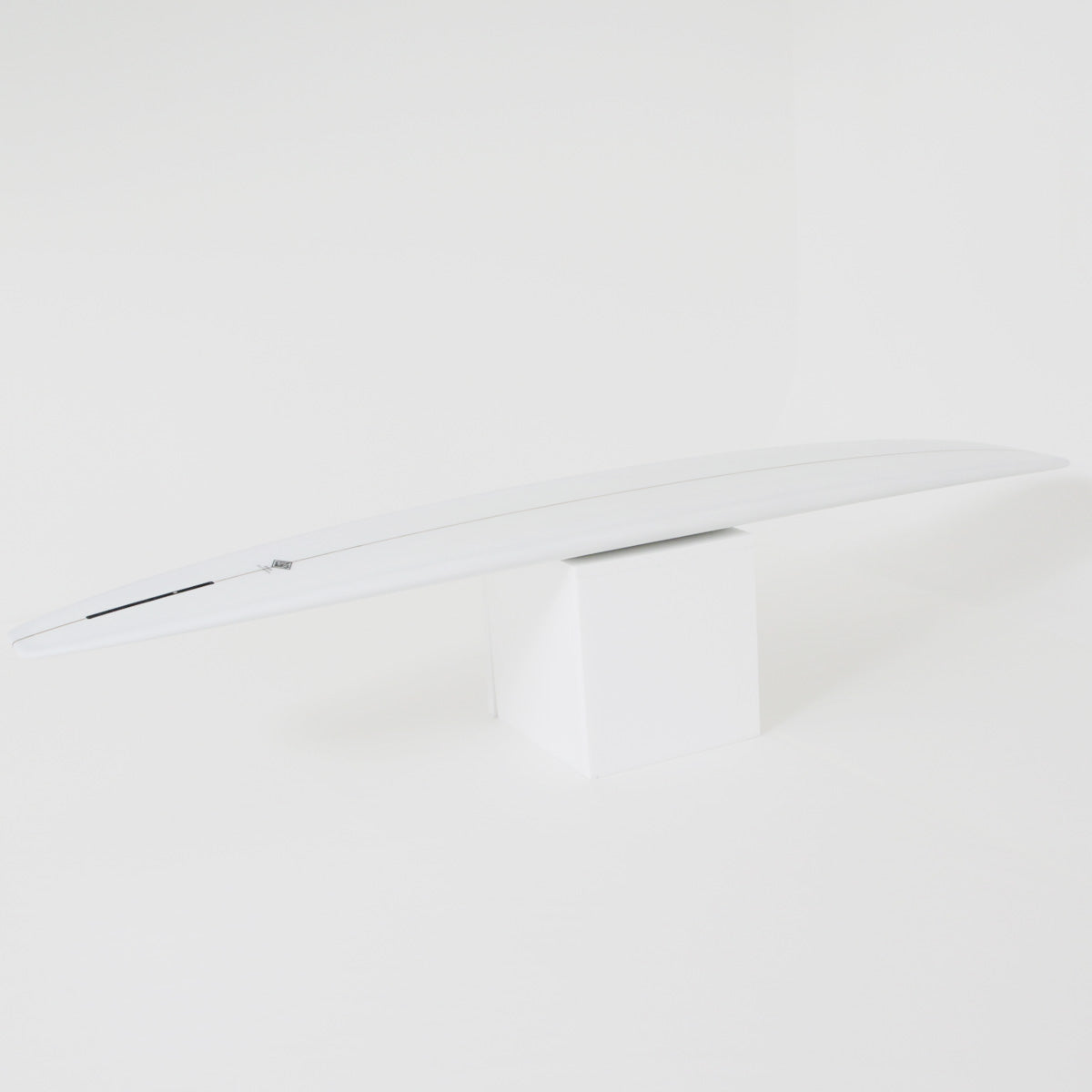 優雅なアウトラインを持つアクセルレーターサーフボード