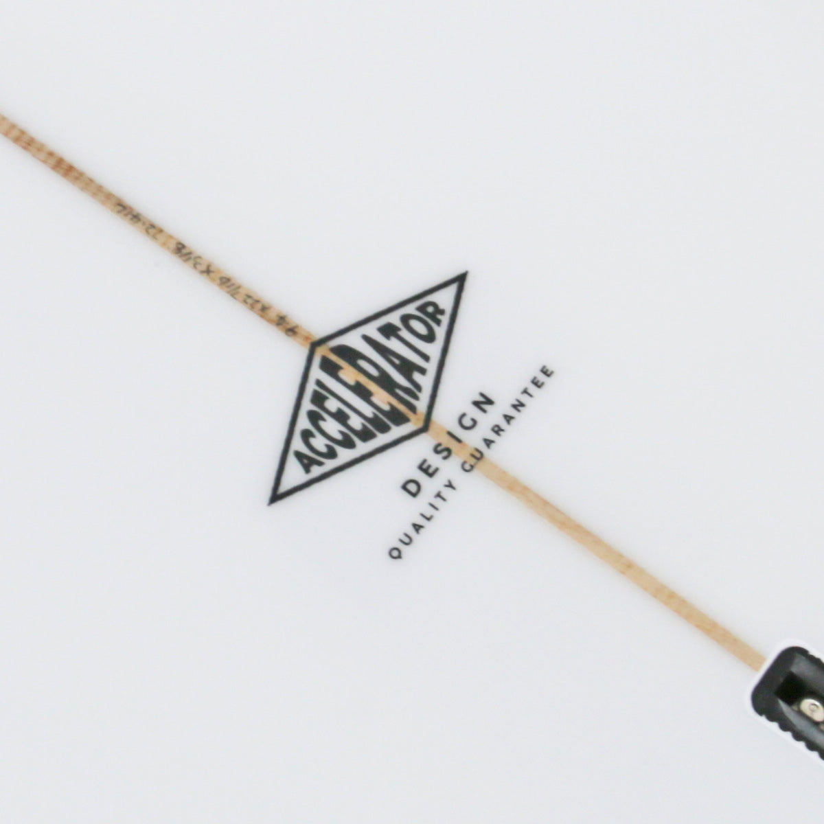 優雅なアウトラインを持つアクセルレーターサーフボード