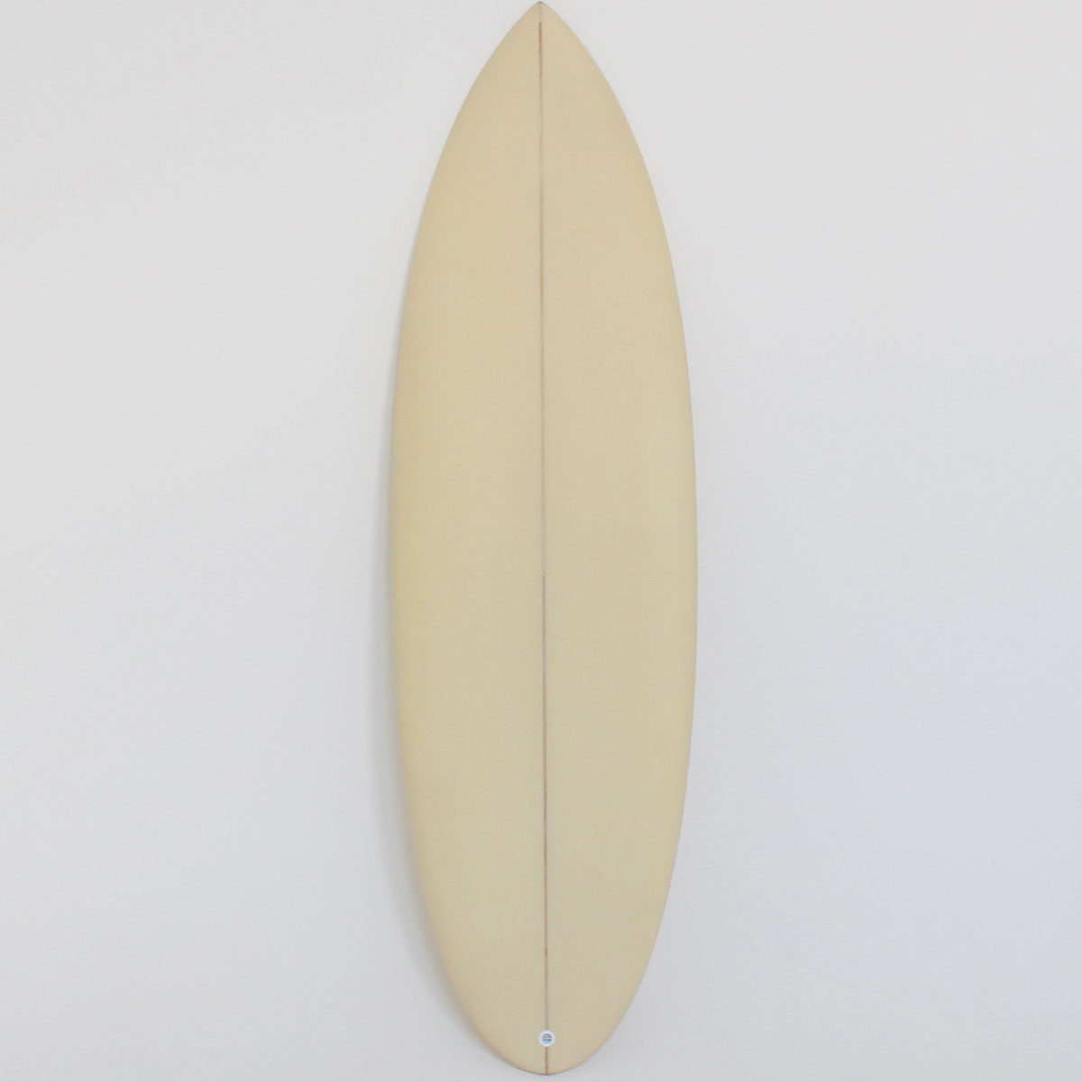 TWIN PIN PLUS ONE 6'3" PU サーフボードに乗るサーファー。流れるようなラインを描きながら波をクルーズ。