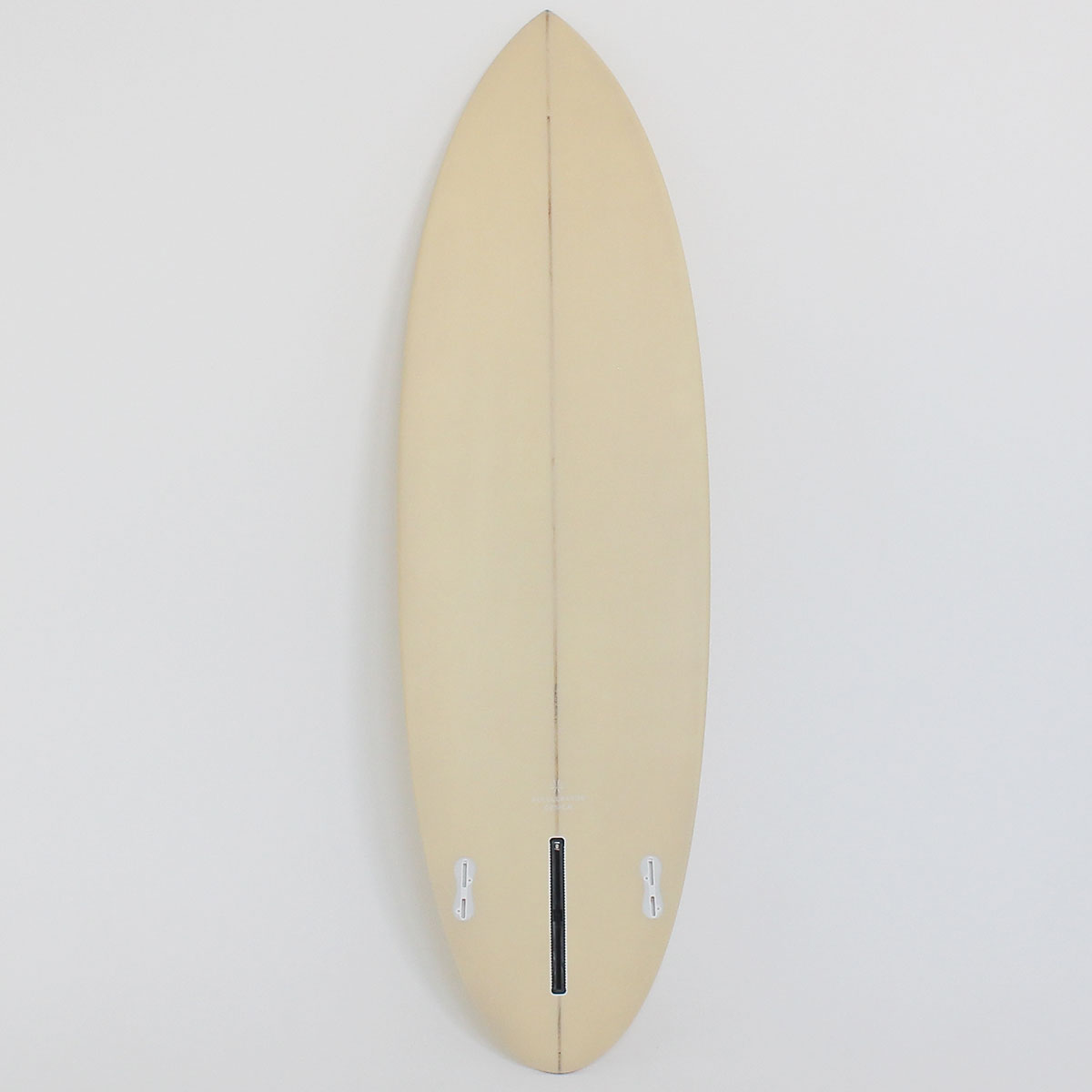 TWIN PIN PLUS ONE 6'3" PU サーフボードに乗るサーファー。流れるようなラインを描きながら波をクルーズ。