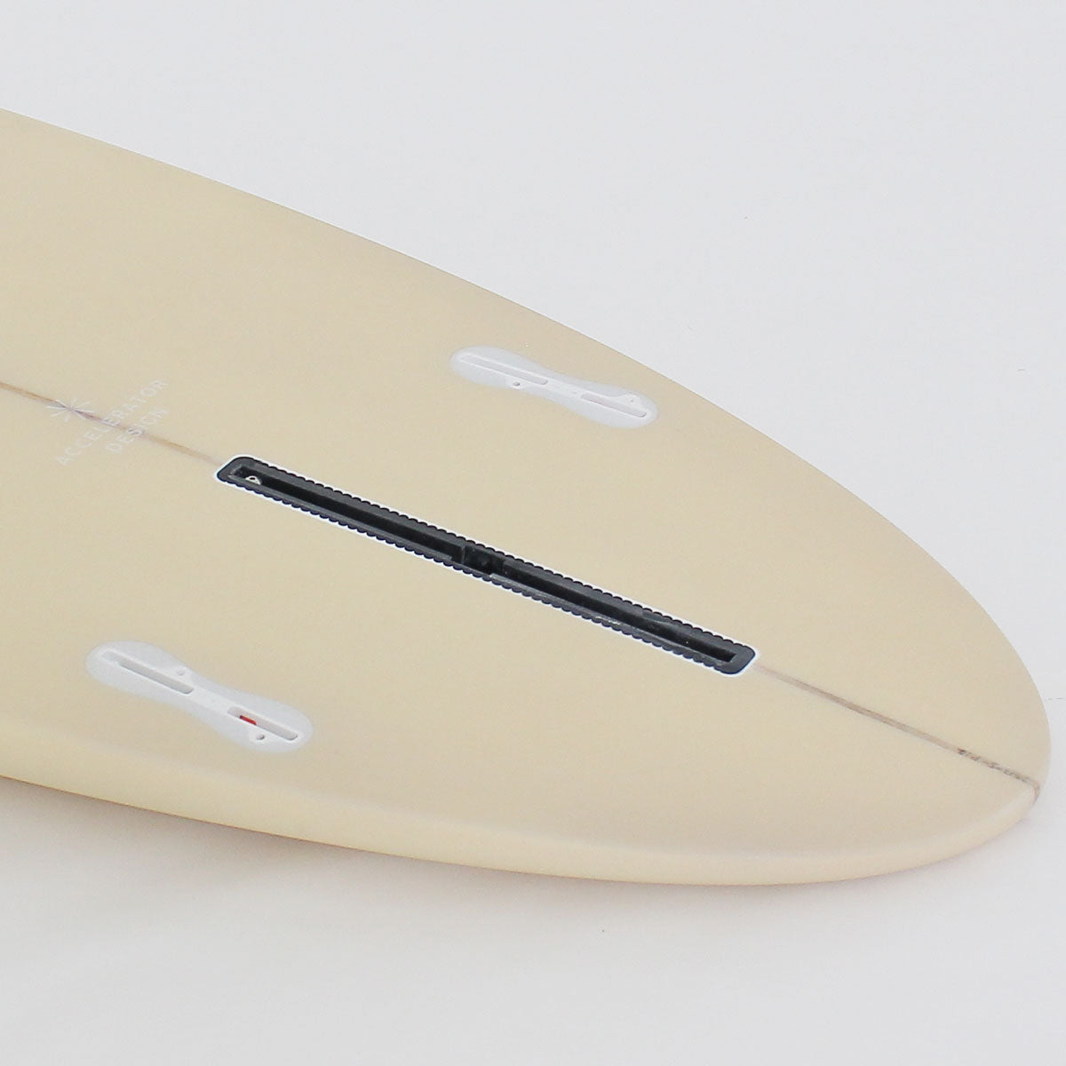 TWIN PIN PLUS ONE 6'3" PU サーフボードに乗るサーファー。流れるようなラインを描きながら波をクルーズ。