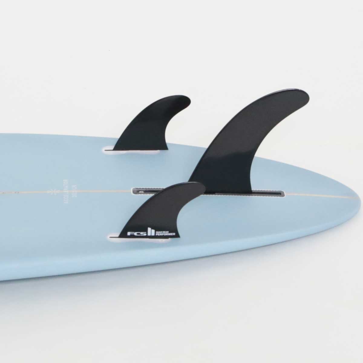 Accelerator SurfboardsのMID 6'6" HOMYモデル。パウダーブルーのPU素材を使用したミッドレングスサーフボード。