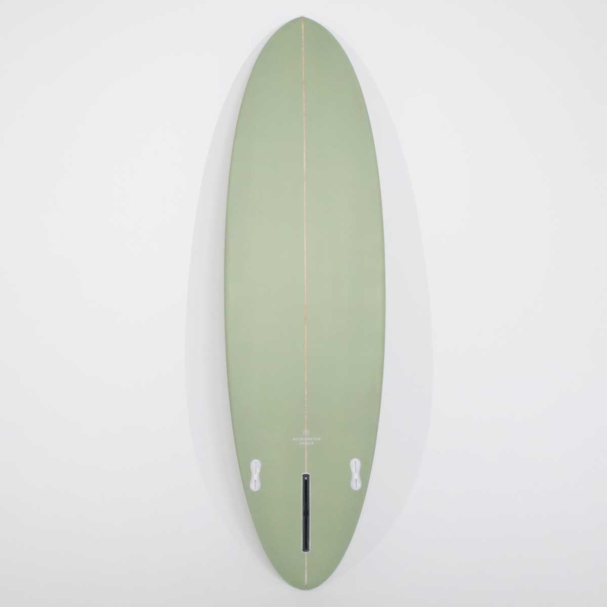 Accelerator SurfboardsのMID 6'6" HOMYモデル。モスグリーンのPU素材を使用したミッドレングスサーフボード。