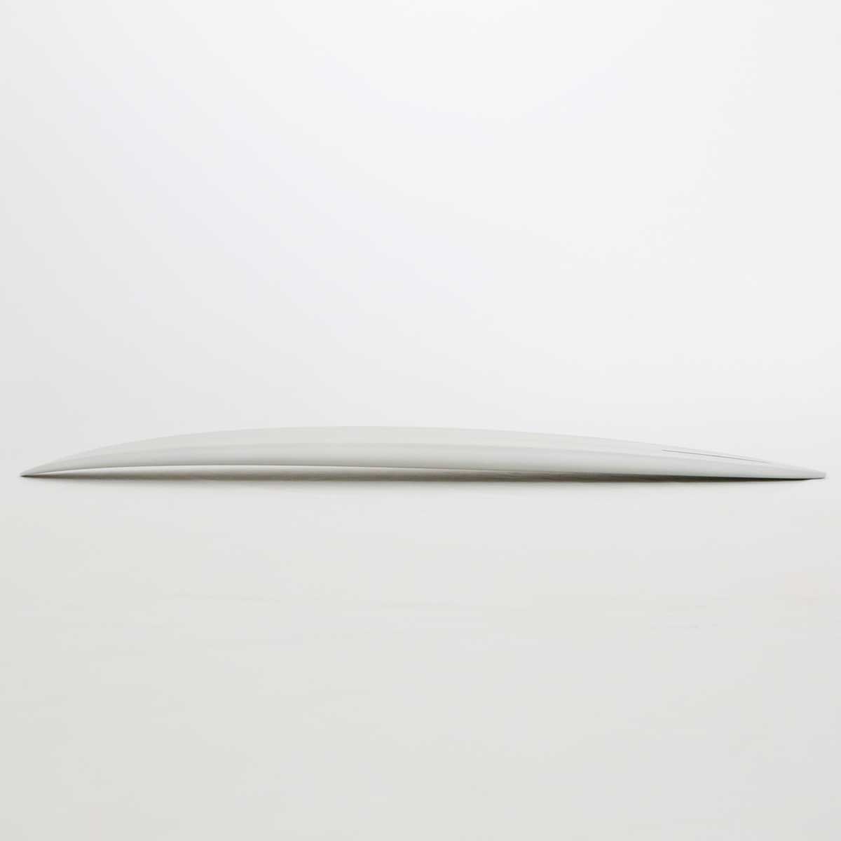 Accelerator SurfboardsのMID 6'6" HOMYモデル。ライトグレーのPU素材を使用したミッドレングスサーフボード。