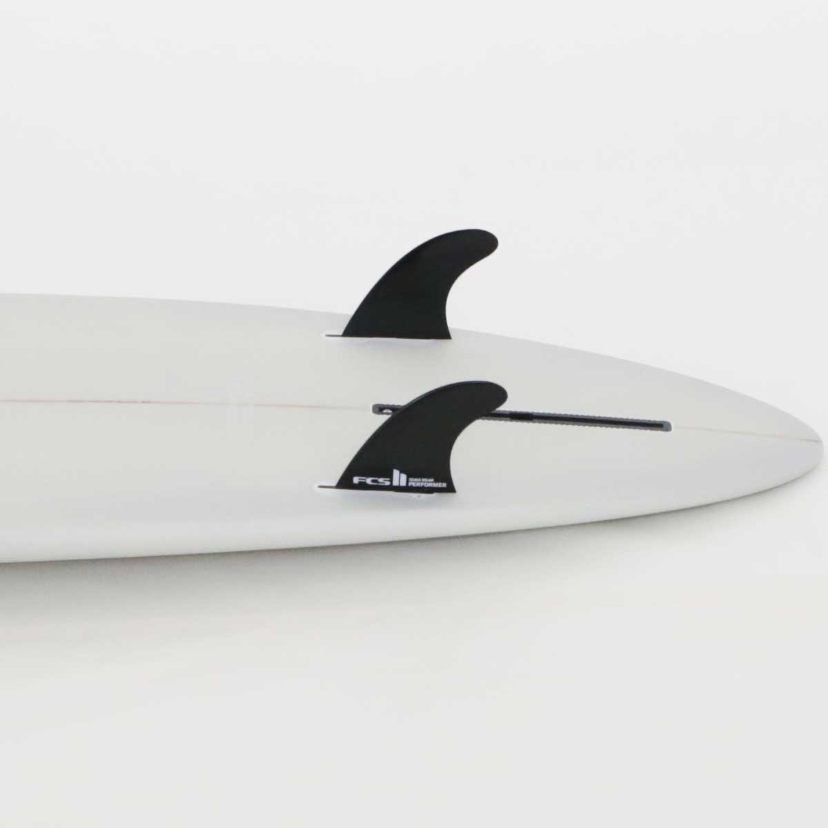 Accelerator SurfboardsのMID 6'6" HOMYモデル。ライトグレーのPU素材を使用したミッドレングスサーフボード。