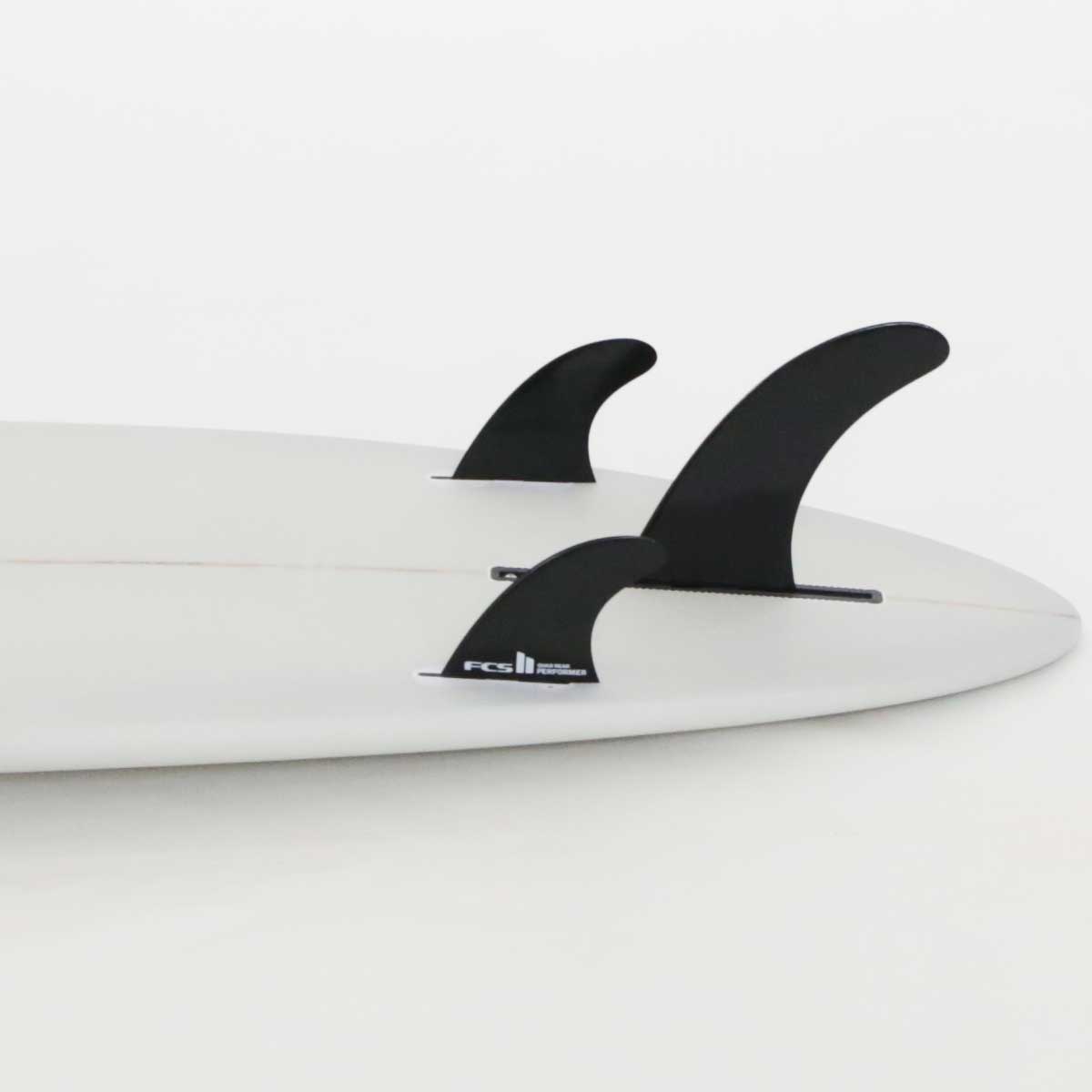 Accelerator SurfboardsのMID 6'6" HOMYモデル。ライトグレーのPU素材を使用したミッドレングスサーフボード。