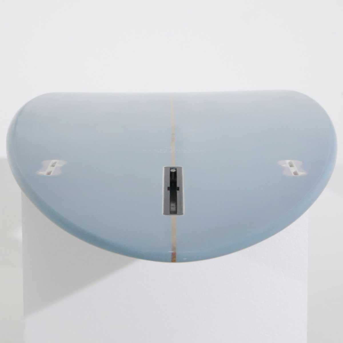 Accelerator SurfboardsのMID 7'0" HOMYモデル。パウダーブルーのPU素材を使用したミッドレングスサーフボード。