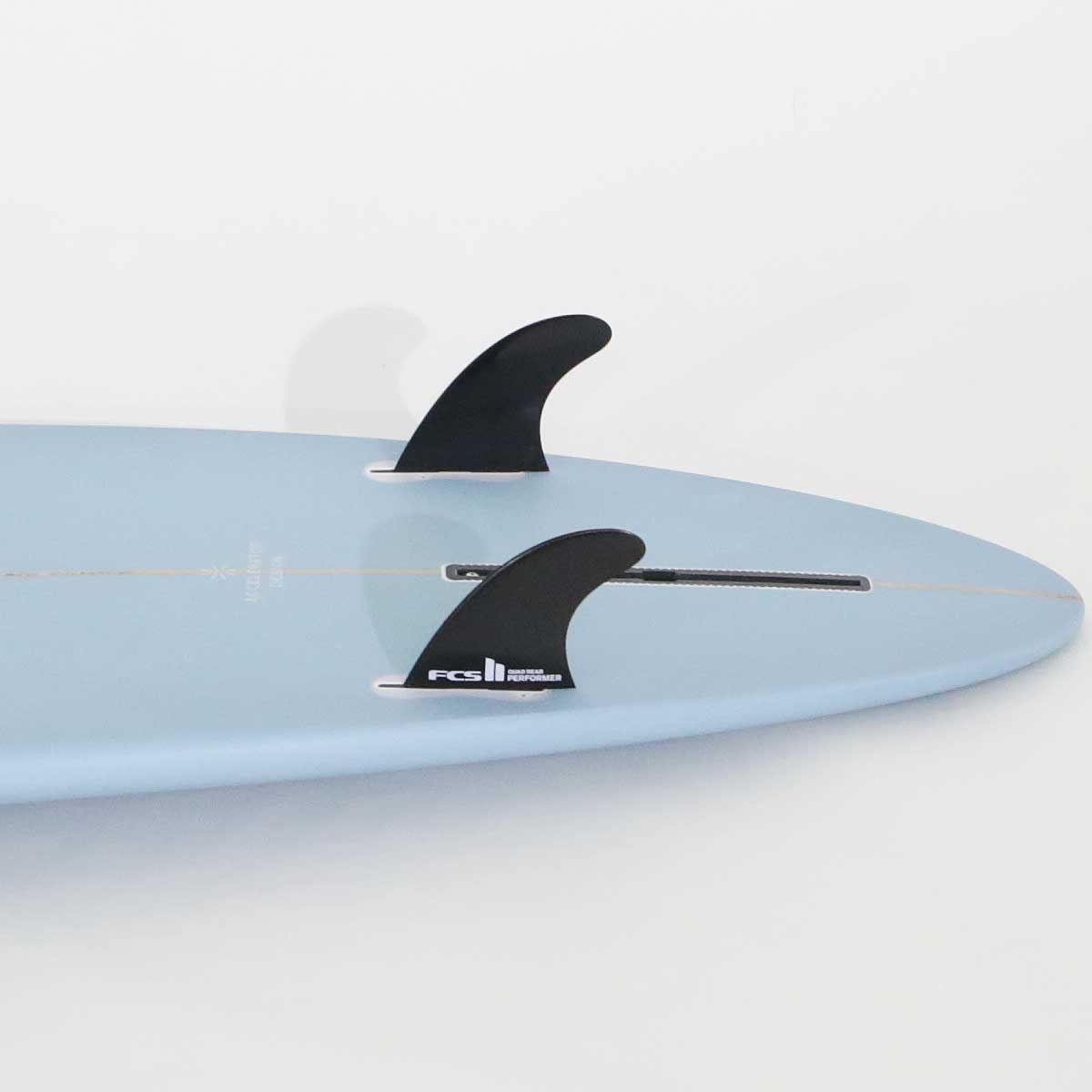 Accelerator SurfboardsのMID 7'0" HOMYモデル。パウダーブルーのPU素材を使用したミッドレングスサーフボード。