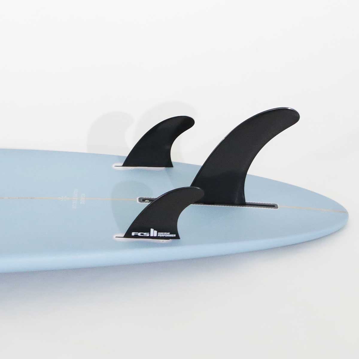 Accelerator SurfboardsのMID 7'0" HOMYモデル。パウダーブルーのPU素材を使用したミッドレングスサーフボード。