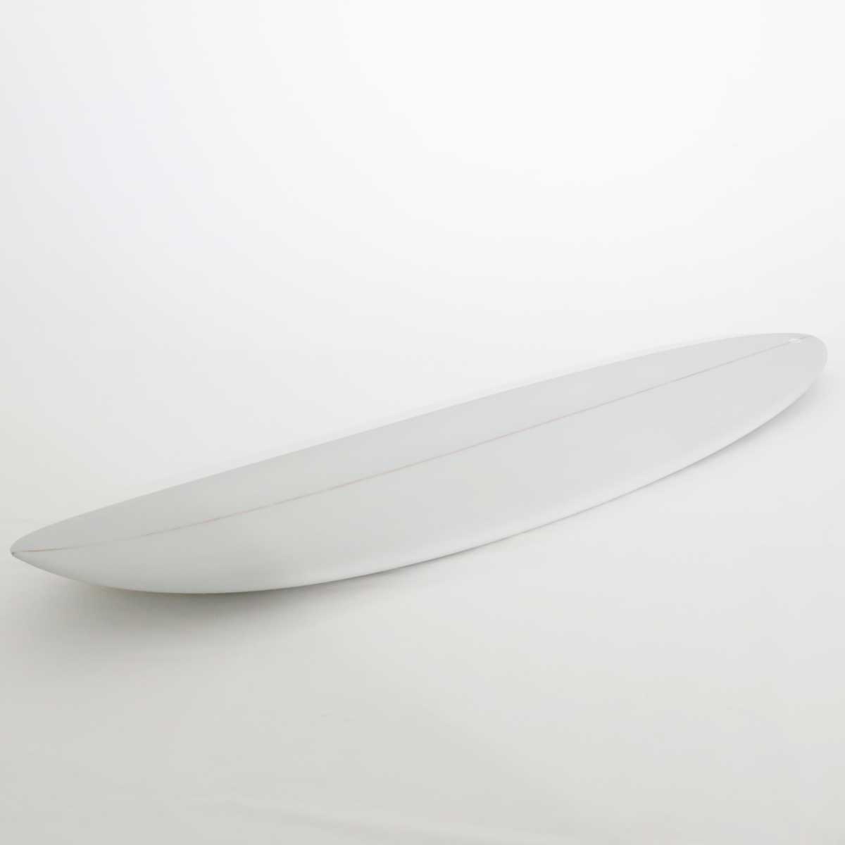 Accelerator SurfboardsのMID 7'0" HOMYモデル。ライトグレーのPU素材を使用したミッドレングスサーフボード。