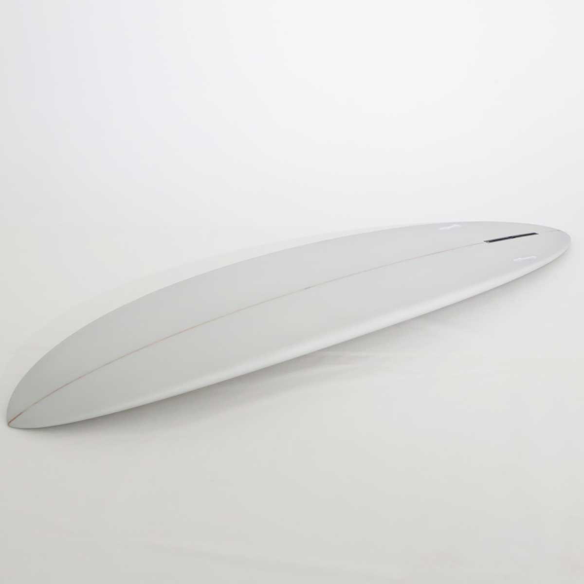 Accelerator SurfboardsのMID 7'0" HOMYモデル。ライトグレーのPU素材を使用したミッドレングスサーフボード。