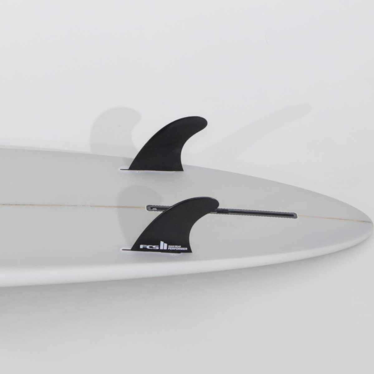 Accelerator SurfboardsのMID 7'0" HOMYモデル。ライトグレーのPU素材を使用したミッドレングスサーフボード。
