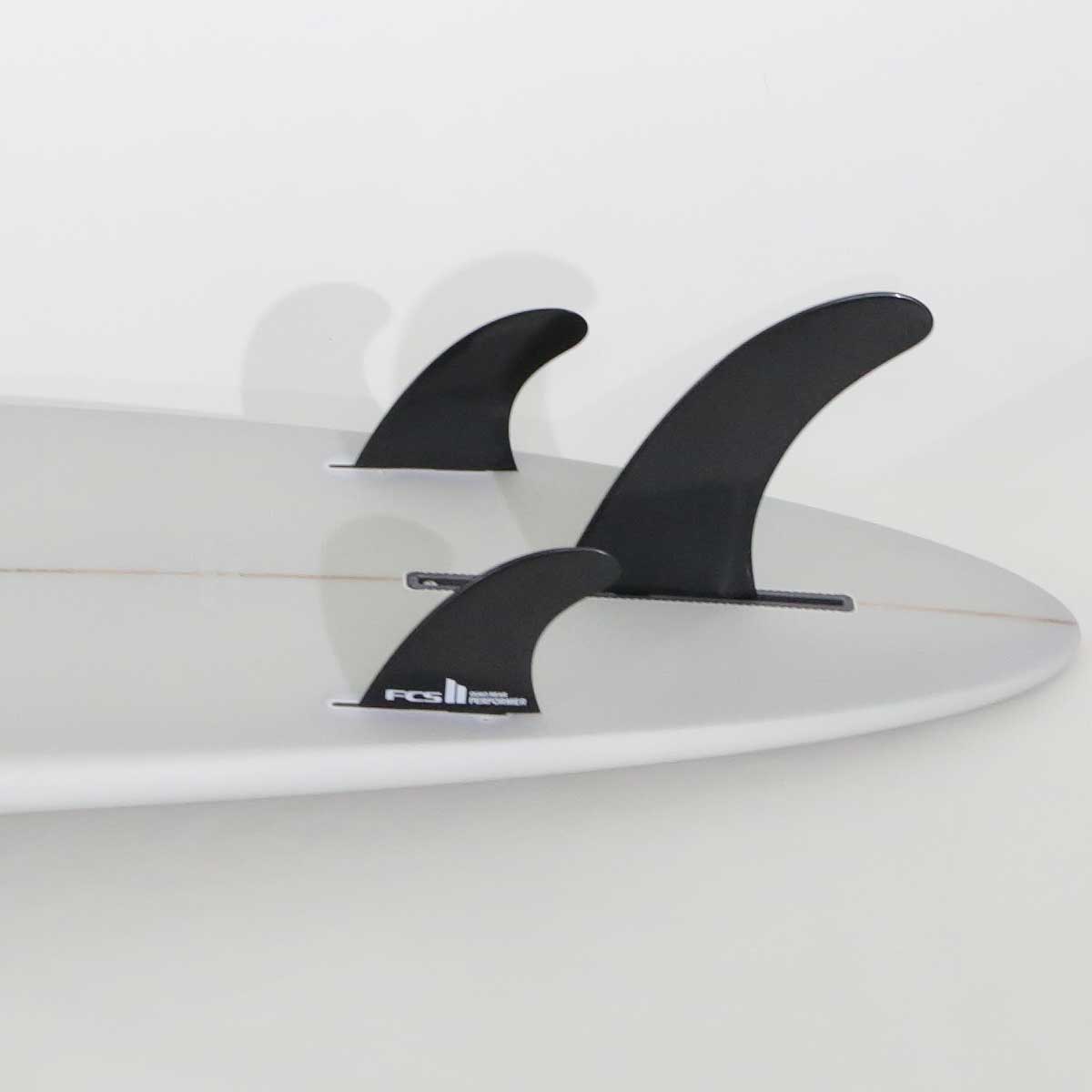 Accelerator SurfboardsのMID 7'0" HOMYモデル。ライトグレーのPU素材を使用したミッドレングスサーフボード。