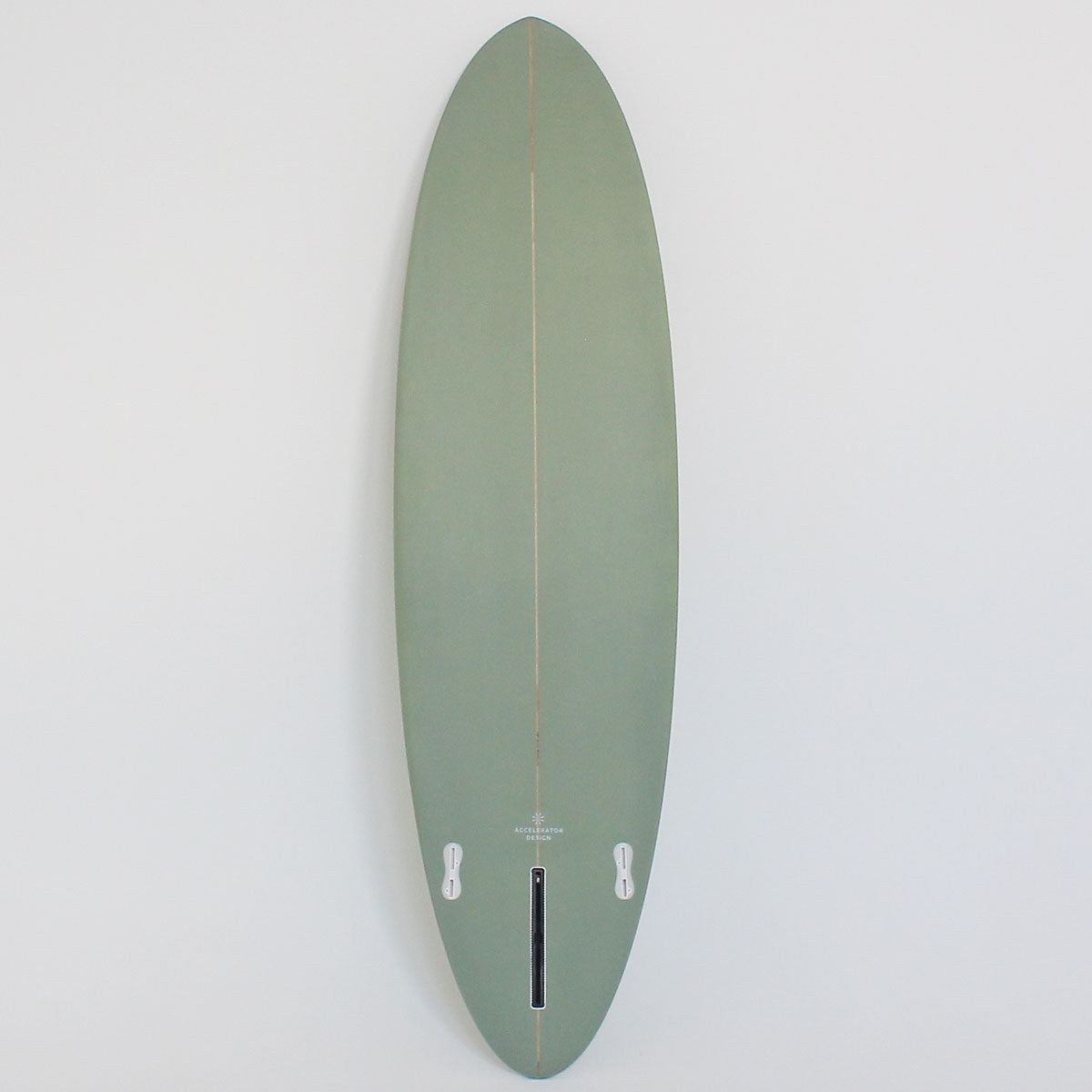 Accelerator SurfboardsのMID 7'0" HOMYモデル。モスグリーンのPU素材を使用したミッドレングスサーフボード。