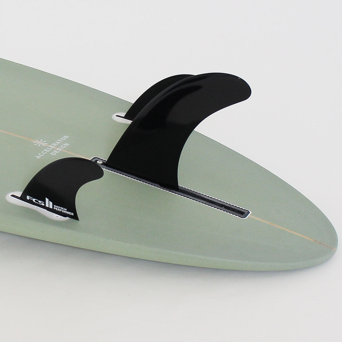 Accelerator SurfboardsのMID 7'0" HOMYモデル。モスグリーンのPU素材を使用したミッドレングスサーフボード。