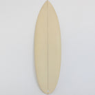 TWIN PIN PLUS ONE 6'3" PU サーフボードに乗るサーファー。流れるようなラインを描きながら波をクルーズ。
