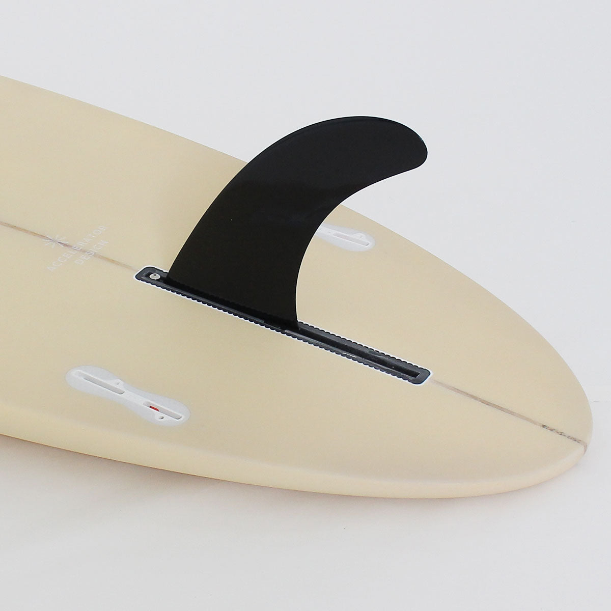 TWIN PIN PLUS ONE 6'3" PU サーフボードに乗るサーファー。流れるようなラインを描きながら波をクルーズ。