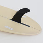 TWIN PIN PLUS ONE 6'3" PU サーフボードに乗るサーファー。流れるようなラインを描きながら波をクルーズ。