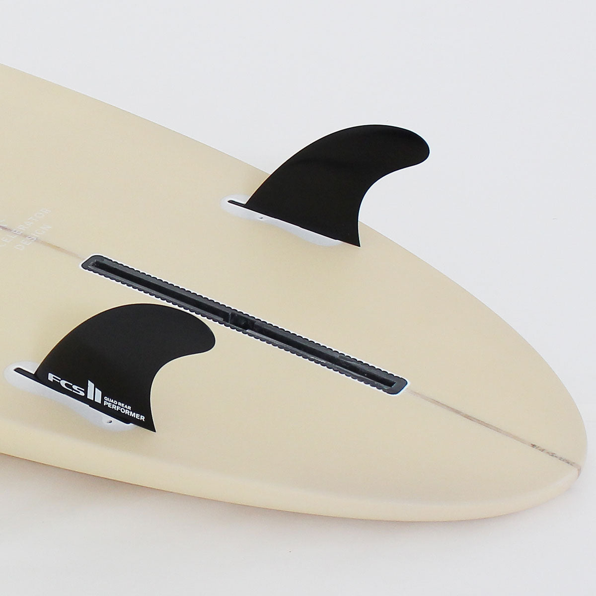 TWIN PIN PLUS ONE 6'3" PU サーフボードに乗るサーファー。流れるようなラインを描きながら波をクルーズ。