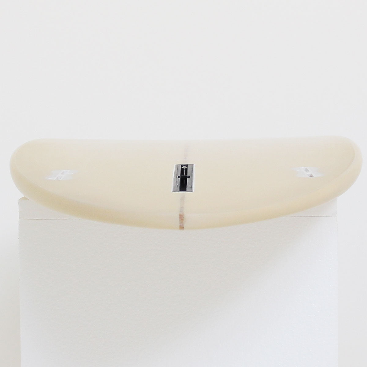 TWIN PIN PLUS ONE 6'3" PU サーフボードに乗るサーファー。流れるようなラインを描きながら波をクルーズ。