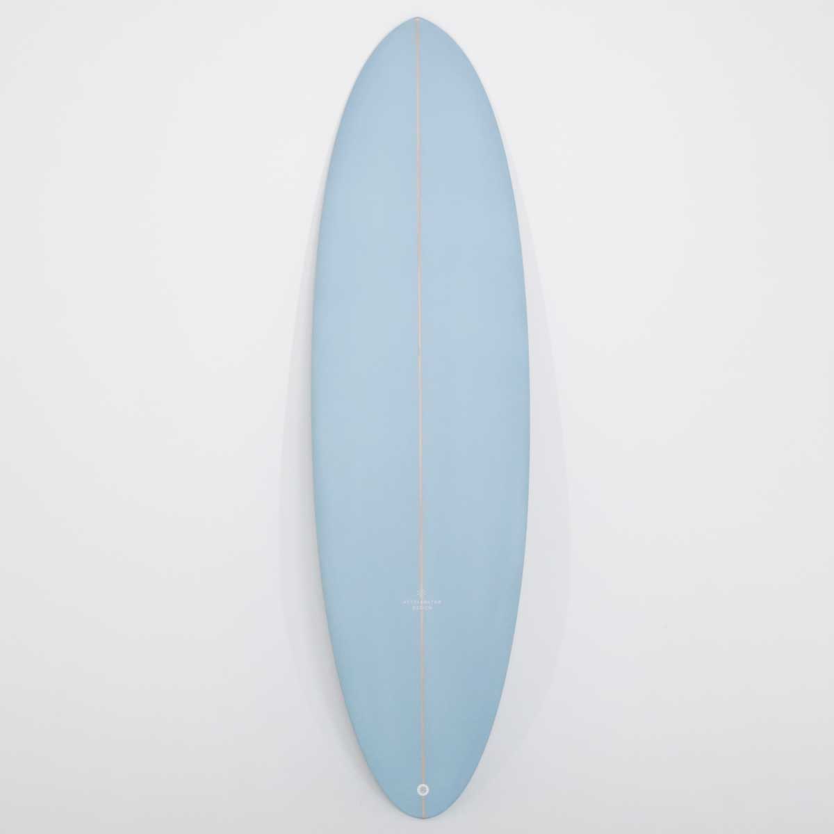 Accelerator SurfboardsのMID 7'0" HOMYモデル。パウダーブルーのPU素材を使用したミッドレングスサーフボード。
