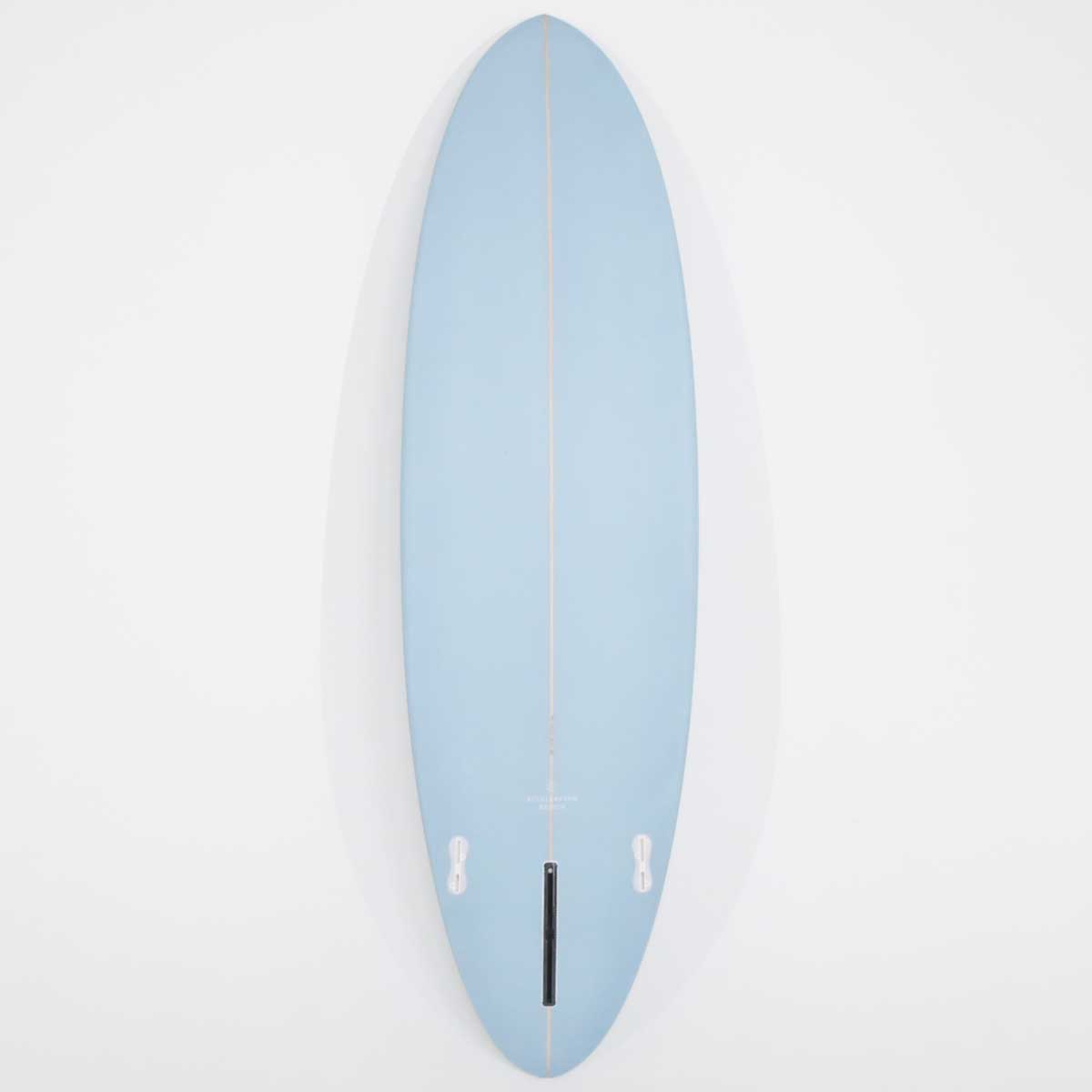 Accelerator SurfboardsのMID 7'0" HOMYモデル。パウダーブルーのPU素材を使用したミッドレングスサーフボード。