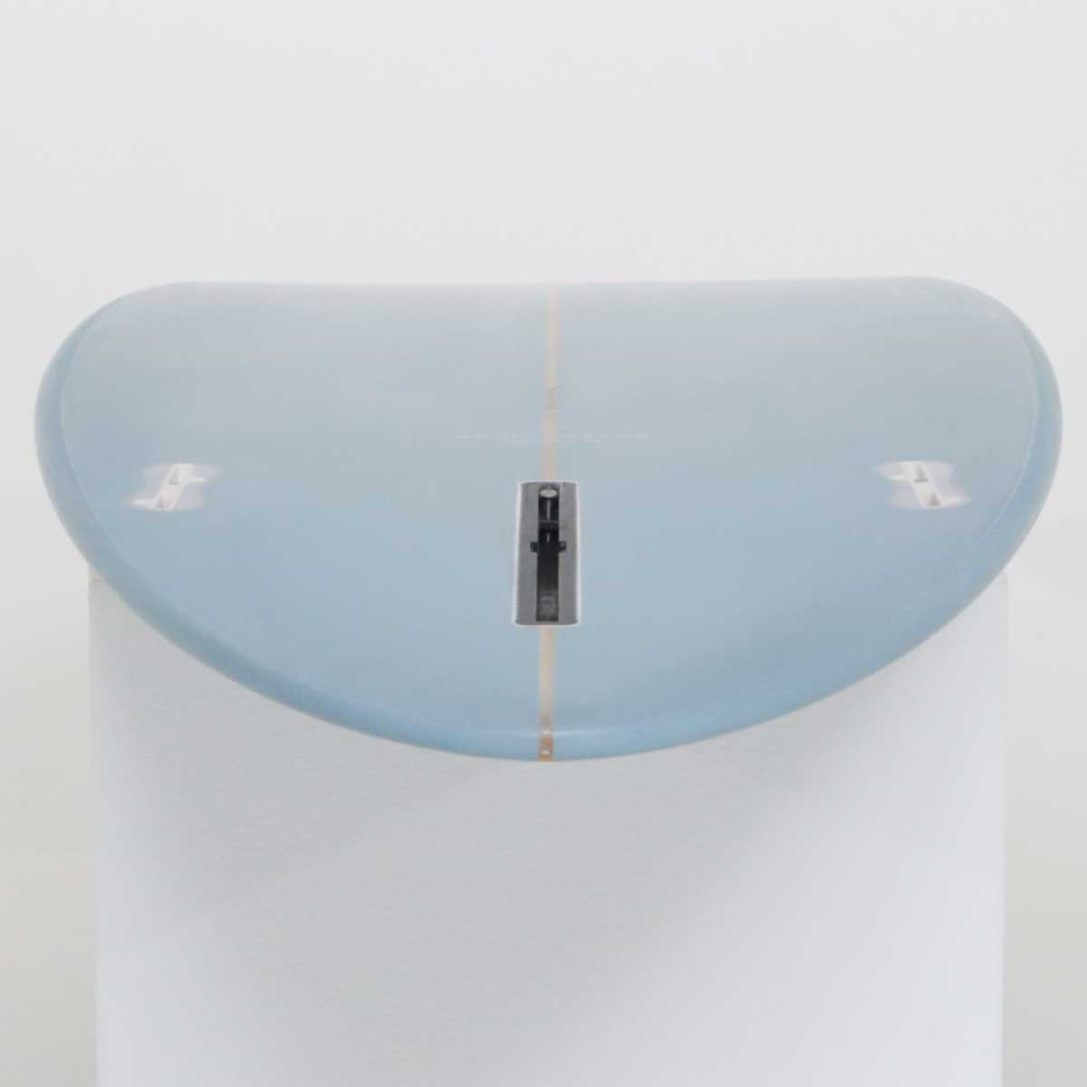 Accelerator SurfboardsのMID 6'6" HOMYモデル。パウダーブルーのPU素材を使用したミッドレングスサーフボード。