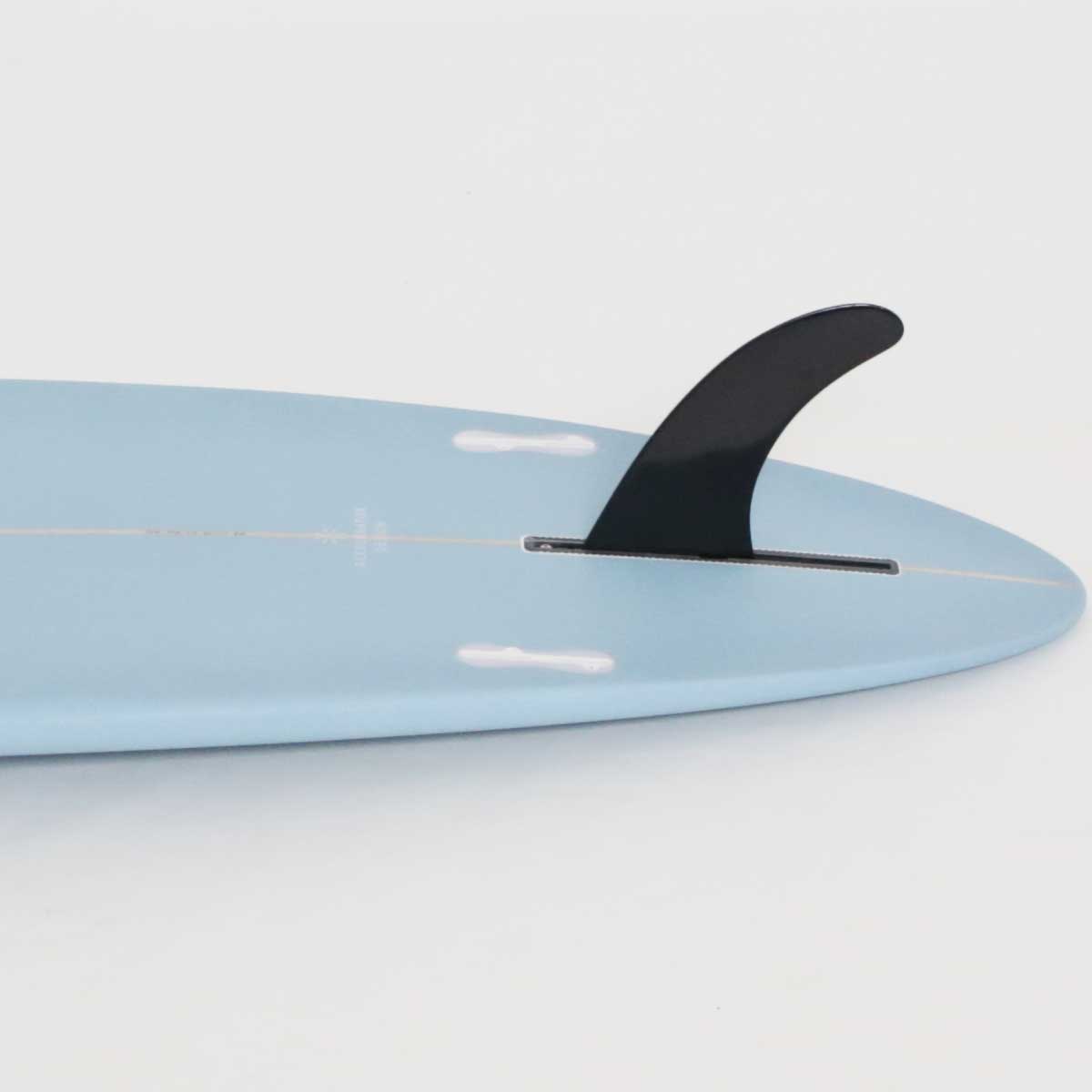 Accelerator SurfboardsのMID 6'6" HOMYモデル。パウダーブルーのPU素材を使用したミッドレングスサーフボード。