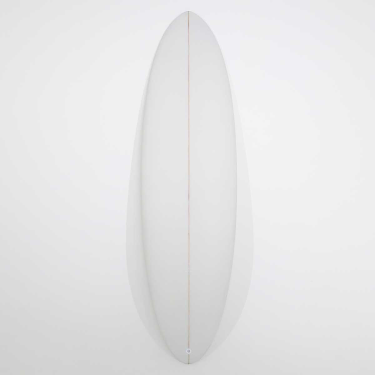 Accelerator SurfboardsのMID 7'0" HOMYモデル。ライトグレーのPU素材を使用したミッドレングスサーフボード。