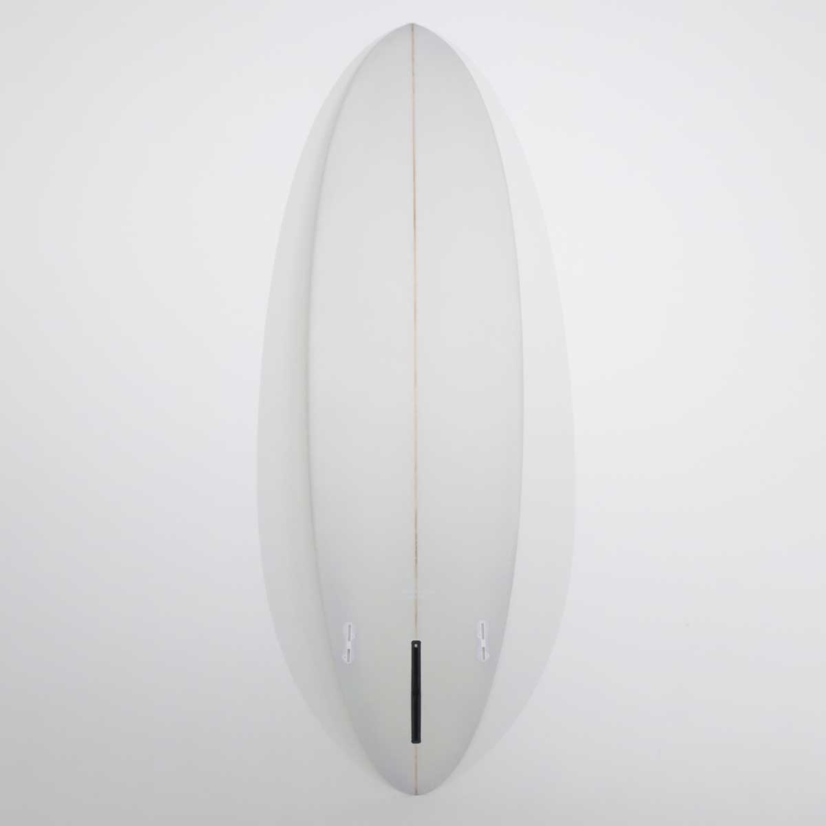 Accelerator SurfboardsのMID 7'0" HOMYモデル。ライトグレーのPU素材を使用したミッドレングスサーフボード。
