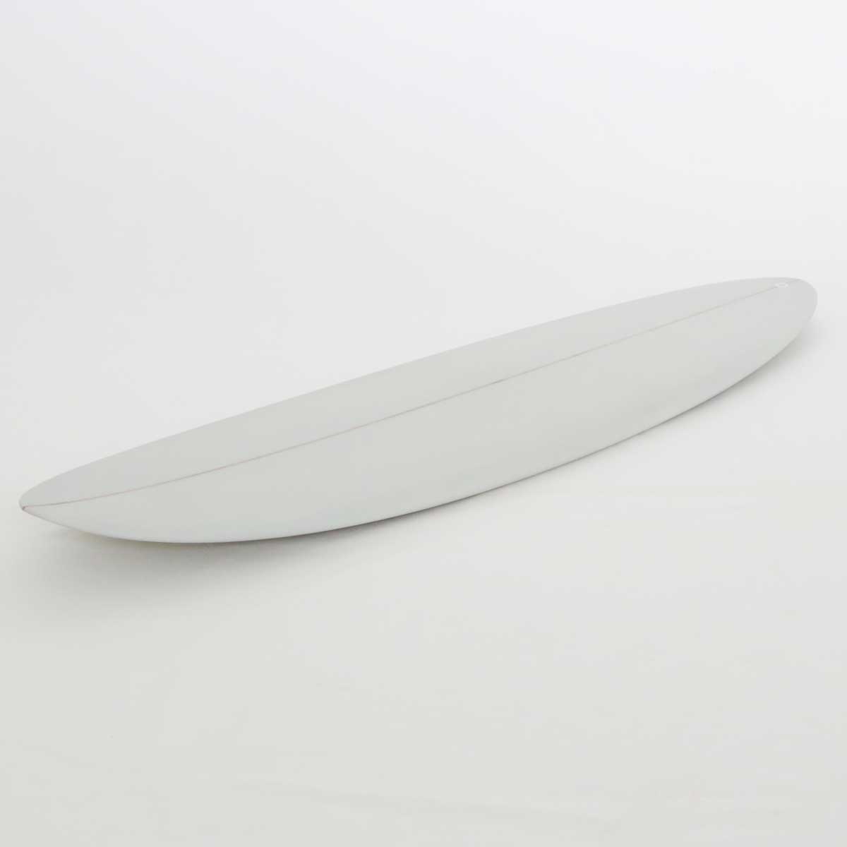 Accelerator SurfboardsのMID 6'6" HOMYモデル。ライトグレーのPU素材を使用したミッドレングスサーフボード。