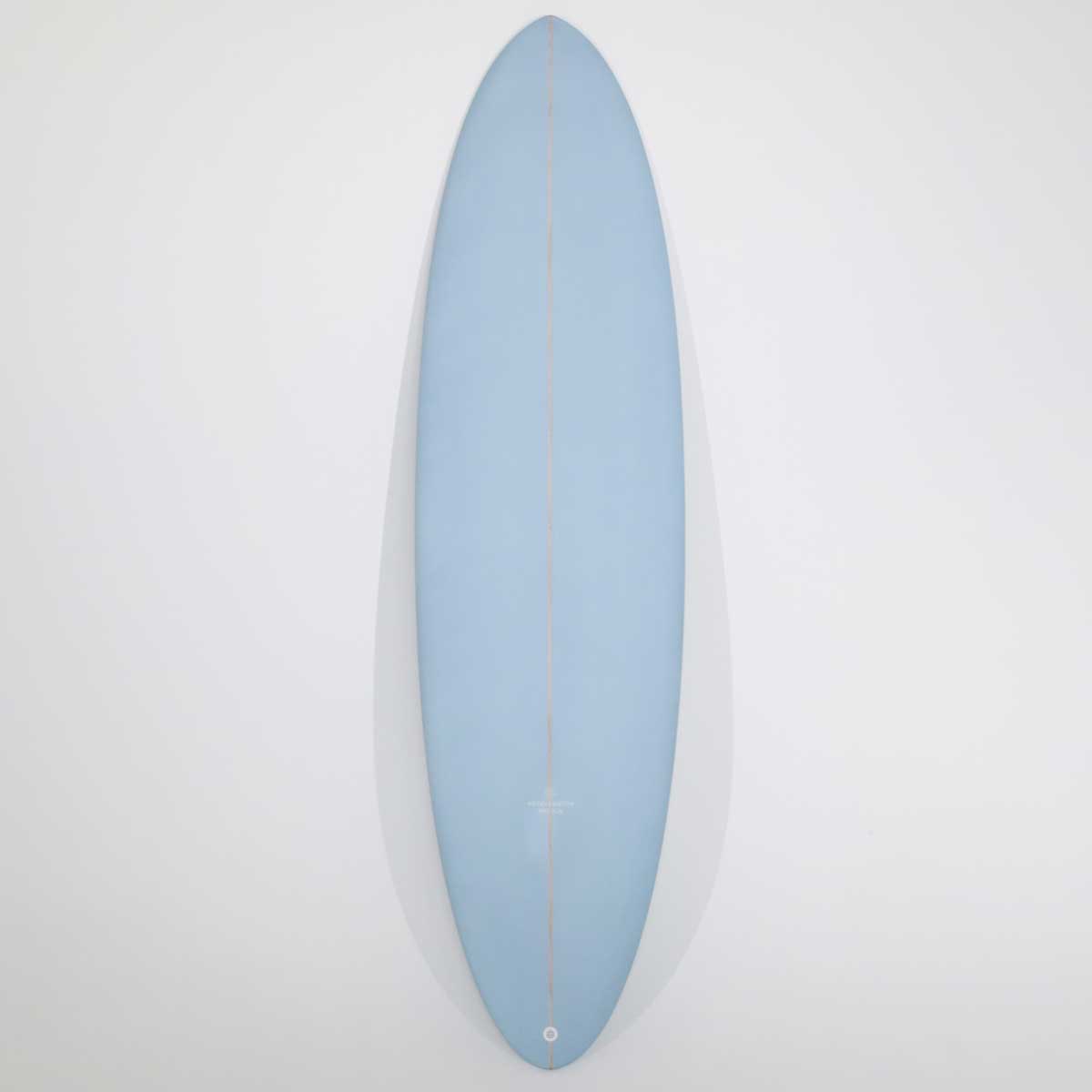 Accelerator SurfboardsのMID 7'0" HOMYモデル。パウダーブルーのPU素材を使用したミッドレングスサーフボード。
