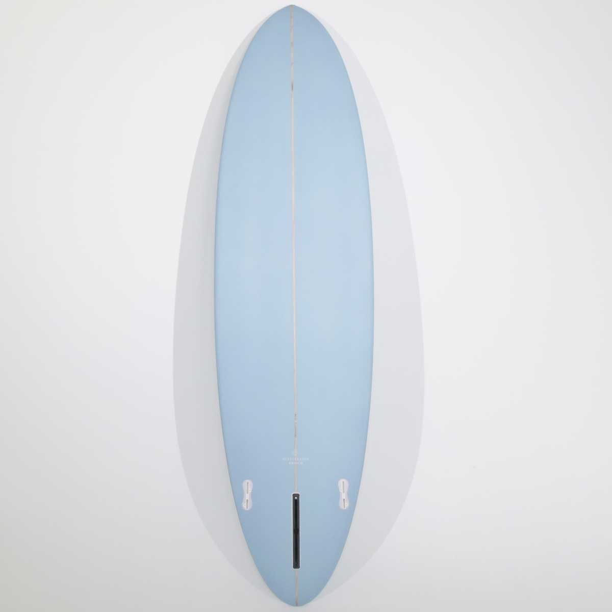 Accelerator SurfboardsのMID 7'0" HOMYモデル。パウダーブルーのPU素材を使用したミッドレングスサーフボード。