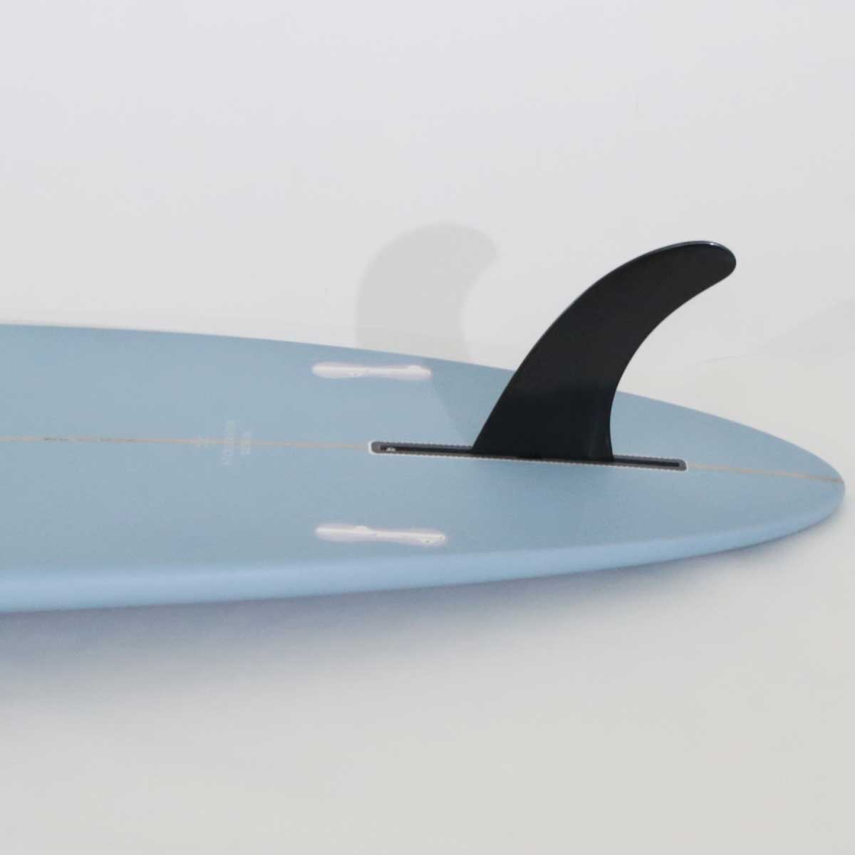 Accelerator SurfboardsのMID 7'0" HOMYモデル。パウダーブルーのPU素材を使用したミッドレングスサーフボード。