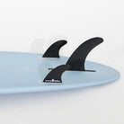 Accelerator SurfboardsのMID 7'0" HOMYモデル。パウダーブルーのPU素材を使用したミッドレングスサーフボード。