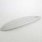 Accelerator SurfboardsのMID 7'0" HOMYモデル。ライトグレーのPU素材を使用したミッドレングスサーフボード。