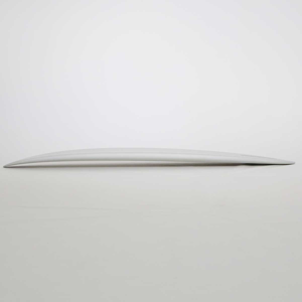 Accelerator SurfboardsのMID 7'0" HOMYモデル。ライトグレーのPU素材を使用したミッドレングスサーフボード。