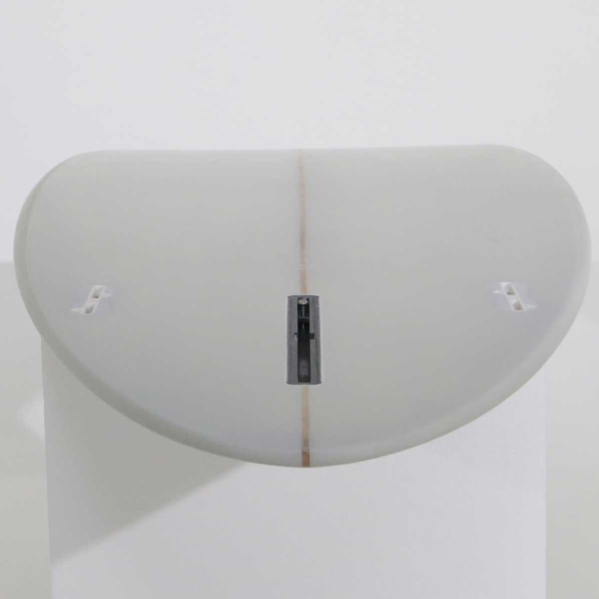 Accelerator SurfboardsのMID 7'0" HOMYモデル。ライトグレーのPU素材を使用したミッドレングスサーフボード。