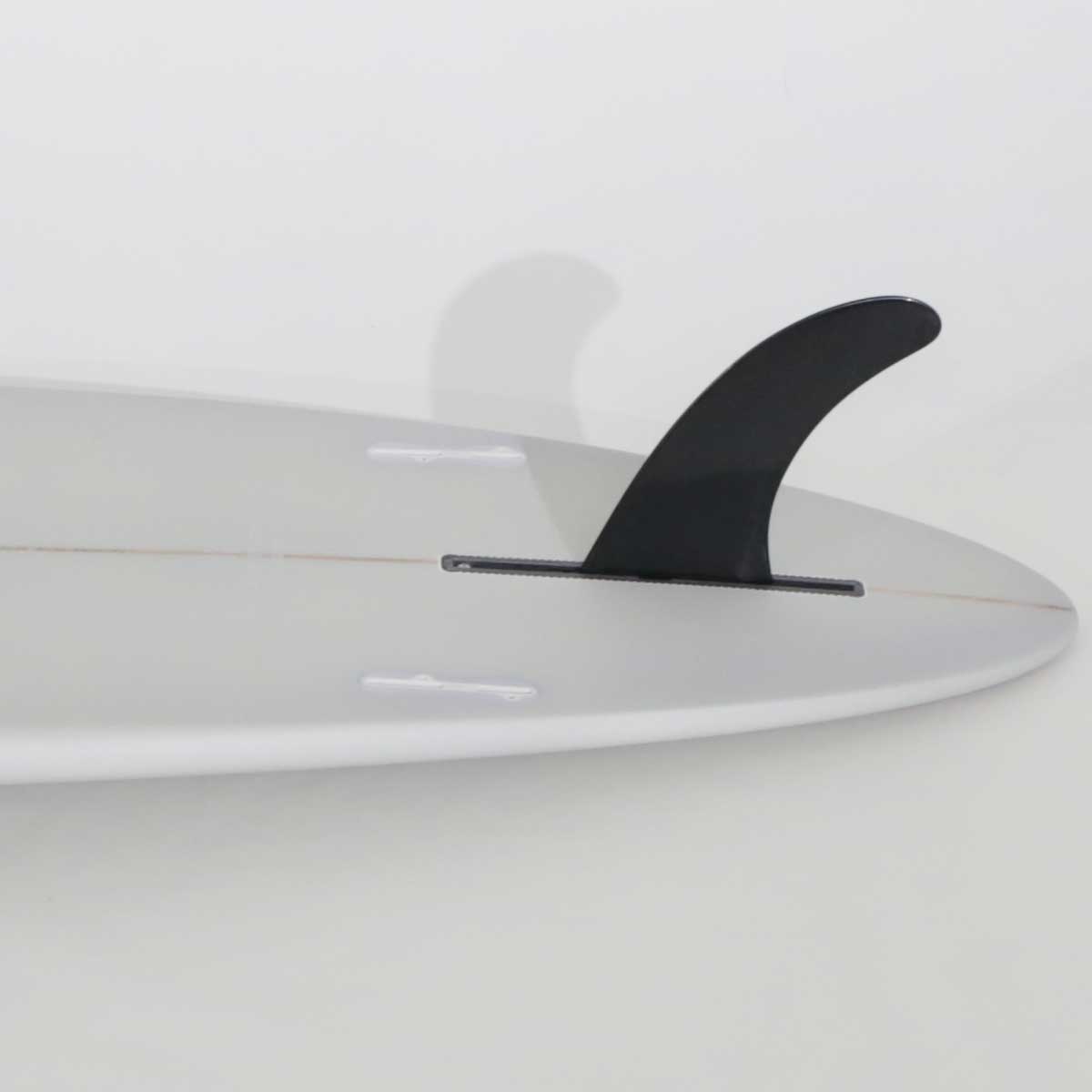 Accelerator SurfboardsのMID 7'0" HOMYモデル。ライトグレーのPU素材を使用したミッドレングスサーフボード。