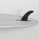 Accelerator SurfboardsのMID 7'0" HOMYモデル。ライトグレーのPU素材を使用したミッドレングスサーフボード。