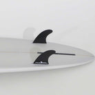 Accelerator SurfboardsのMID 7'0" HOMYモデル。ライトグレーのPU素材を使用したミッドレングスサーフボード。